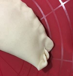 韭菜盒子的花边怎么捏？图解韭菜盒子花边包法3