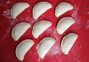 韭菜盒子的花边怎么捏？图解韭菜盒子花边包法6