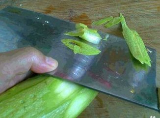 西葫芦怎么切片？图解西葫芦切片的方法2