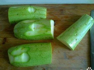 西葫芦怎么切片？图解西葫芦切片的方法3