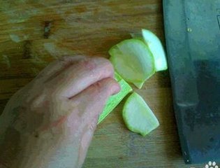 西葫芦怎么切片？图解西葫芦切片的方法4