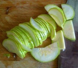 西葫芦怎么切片？图解西葫芦切片的方法6
