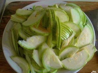 西葫芦怎么切片？图解西葫芦切片的方法7