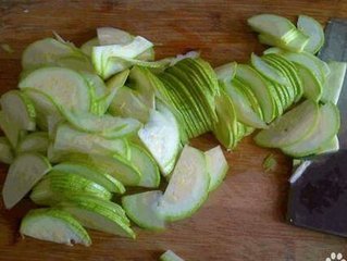 西葫芦怎么切片？图解西葫芦切片的方法8