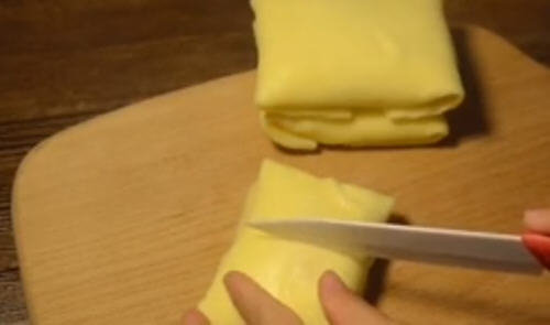 吃芒果班戟需要用刀叉吃吗？芒果班戟的吃法图解2