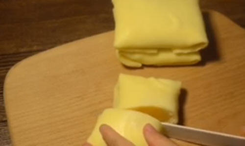 吃芒果班戟需要用刀叉吃吗？芒果班戟的吃法图解3