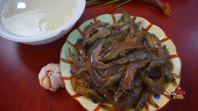  明虾别只会白灼了，教你新吃法【蒜蓉粉丝蒸大虾】，不水煮不油炸，鲜香美味超好吃！2