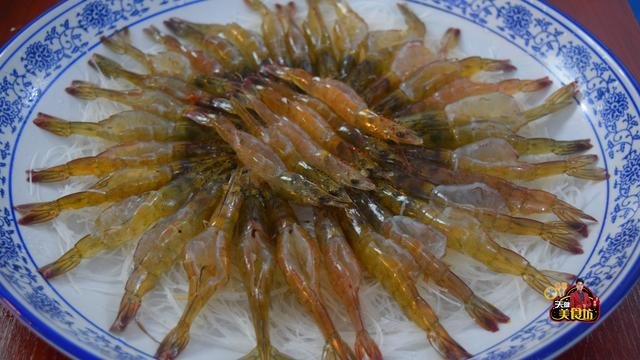  明虾别只会白灼了，教你新吃法【蒜蓉粉丝蒸大虾】，不水煮不油炸，鲜香美味超好吃！5