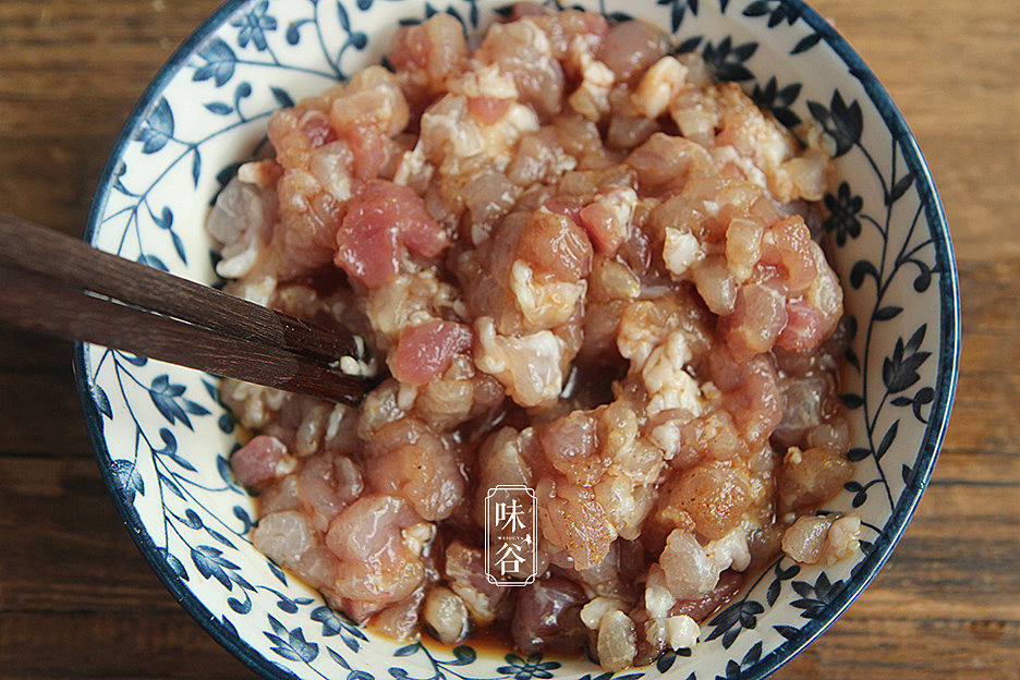 除夕将至，这样做芋头绵香软糯，一上桌就光盘，团团圆圆寓意好 4