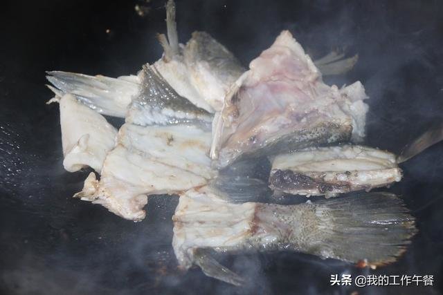 春节油腻吃多，换个【口味鱼片】滑嫩无腥味，酸菜爽口又下饭 5