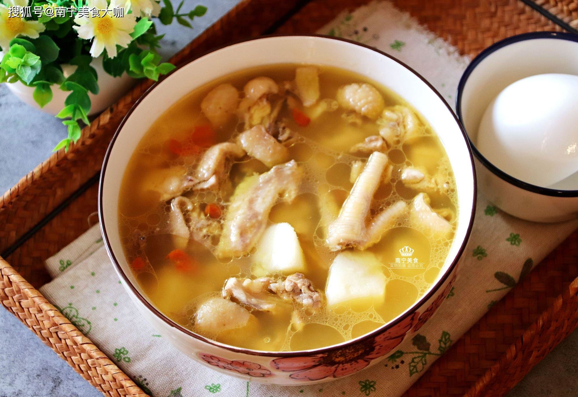 煲鸡汤时和它搭配，鸡汤鲜美没腥味，健脾养胃助消化，滋补赛人参 1