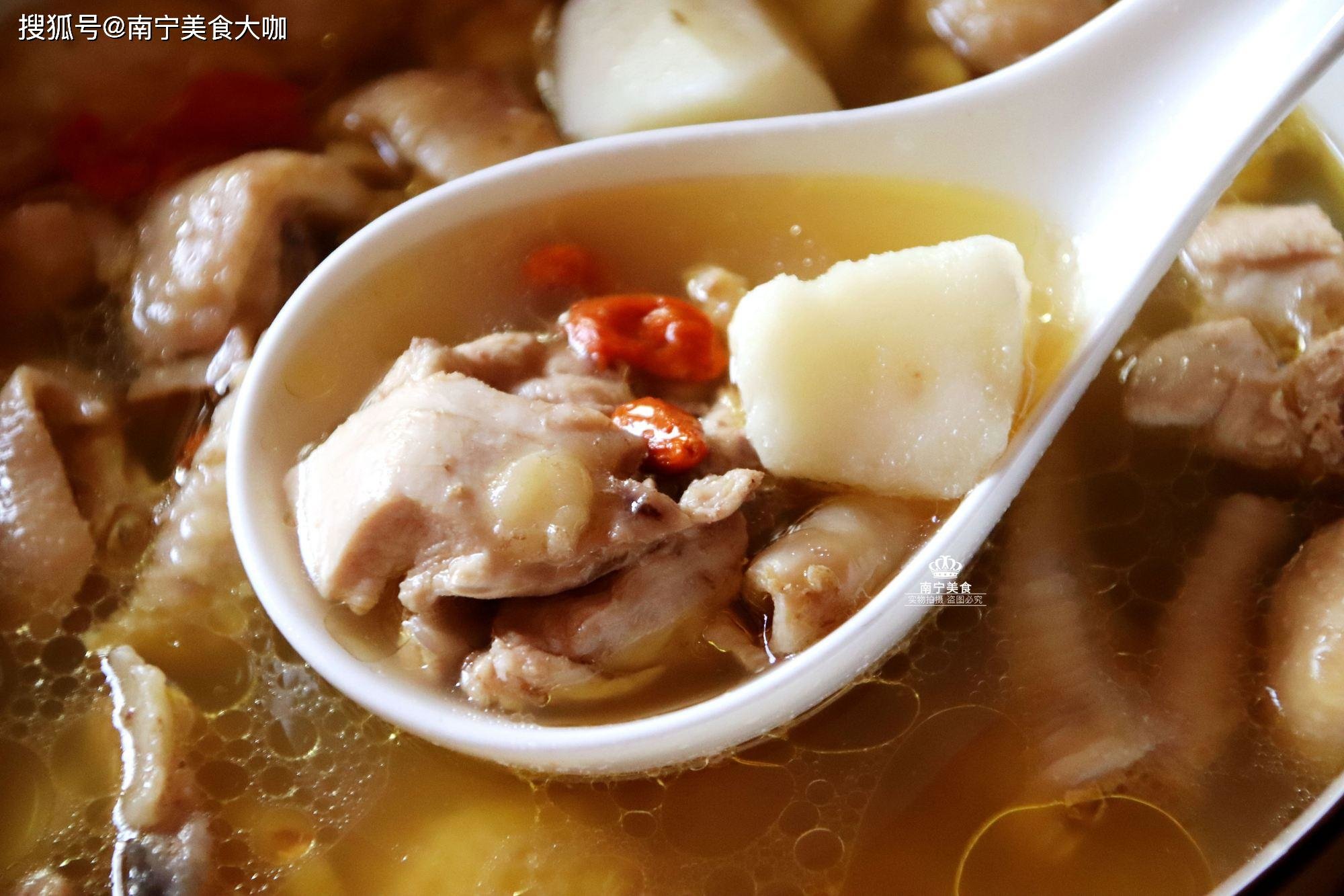 煲鸡汤时和它搭配，鸡汤鲜美没腥味，健脾养胃助消化，滋补赛人参 2