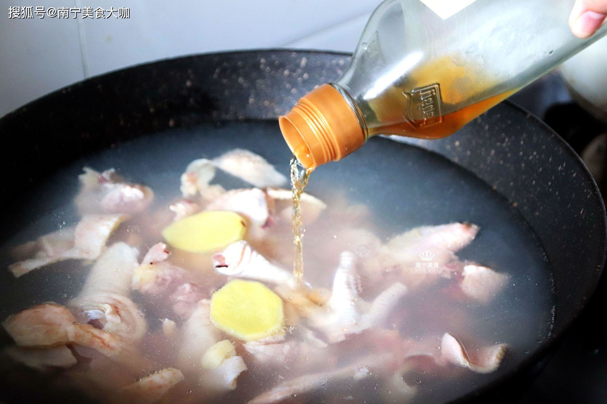 煲鸡汤时和它搭配，鸡汤鲜美没腥味，健脾养胃助消化，滋补赛人参 6