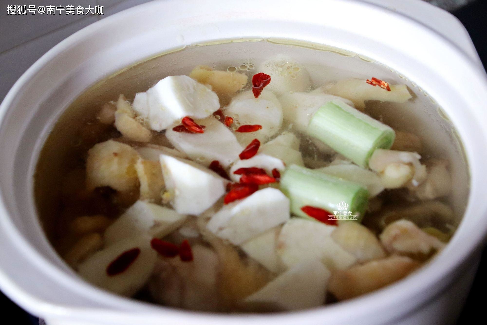 煲鸡汤时和它搭配，鸡汤鲜美没腥味，健脾养胃助消化，滋补赛人参 8