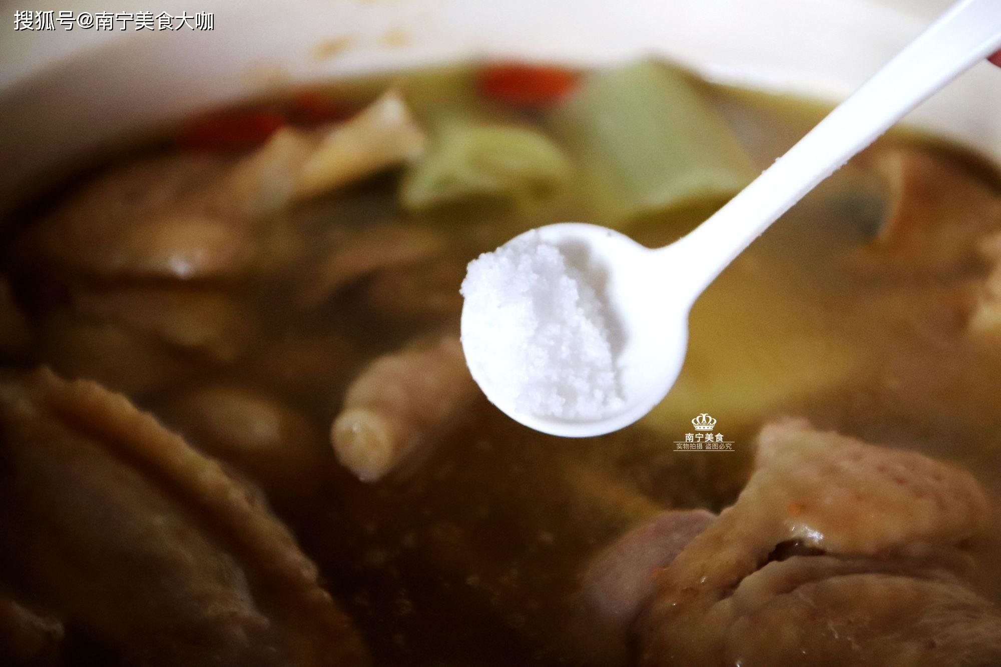 煲鸡汤时和它搭配，鸡汤鲜美没腥味，健脾养胃助消化，滋补赛人参 9