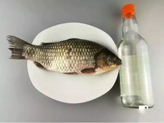 都学学，原来刮鱼鳞这么简单，一个塑料袋就搞定！2