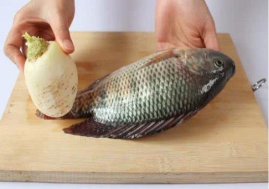 都学学，原来刮鱼鳞这么简单，一个塑料袋就搞定！3