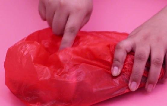 都学学，原来刮鱼鳞这么简单，一个塑料袋就搞定！5