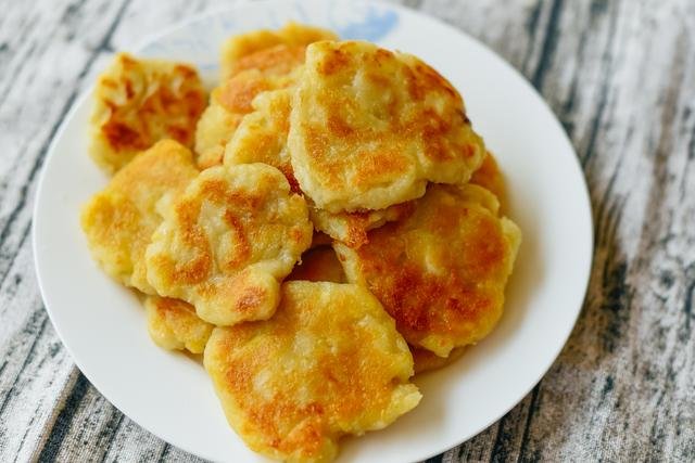 三根山药1个苹果1碗糯米粉，这样做成【山药苹果饼】，小朋友都爱哦！1