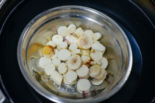 三根山药1个苹果1碗糯米粉，这样做成【山药苹果饼】，小朋友都爱哦！4