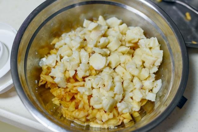 三根山药1个苹果1碗糯米粉，这样做成【山药苹果饼】，小朋友都爱哦！6