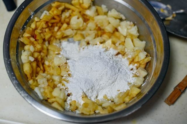 三根山药1个苹果1碗糯米粉，这样做成【山药苹果饼】，小朋友都爱哦！7