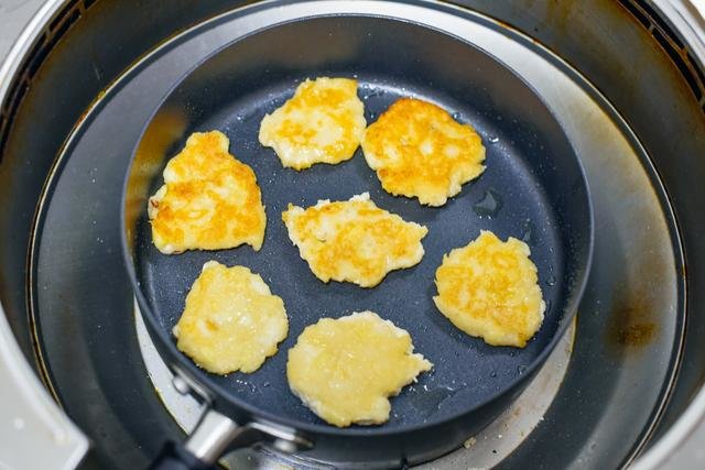 三根山药1个苹果1碗糯米粉，这样做成【山药苹果饼】，小朋友都爱哦！9