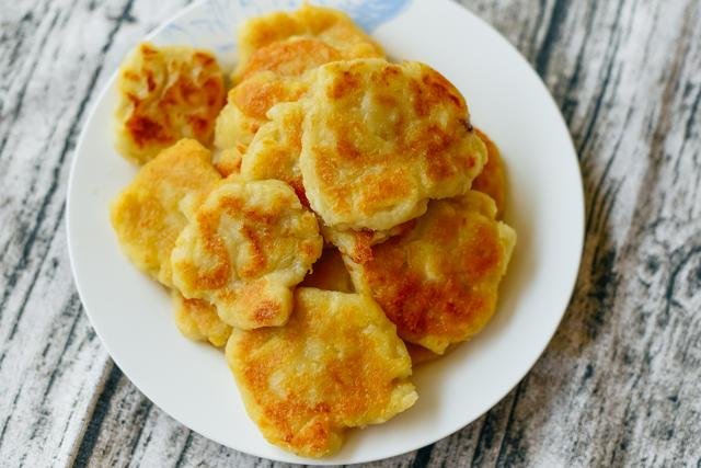 三根山药1个苹果1碗糯米粉，这样做成【山药苹果饼】，小朋友都爱哦！10