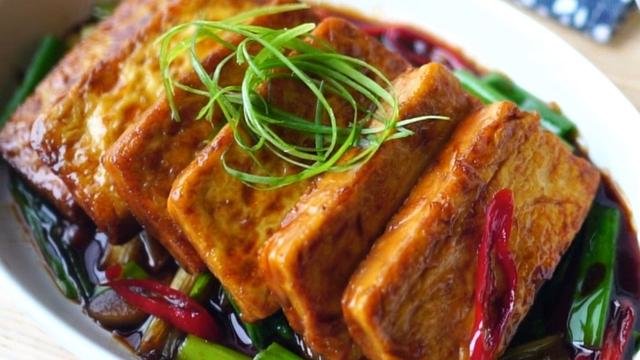 豆腐的经典吃法【酱汁葱烧豆腐】，香气袭人外酥里嫩1