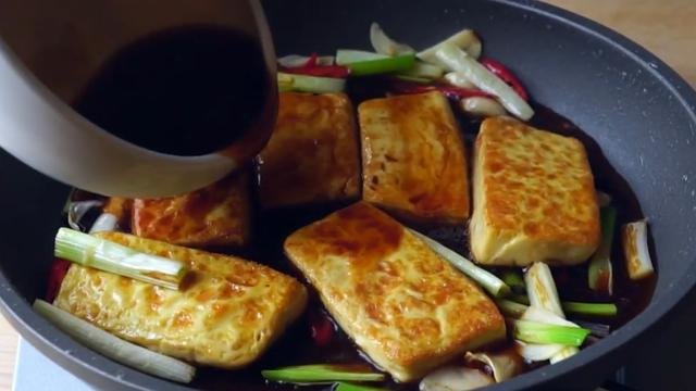 豆腐的经典吃法【酱汁葱烧豆腐】，香气袭人外酥里嫩7