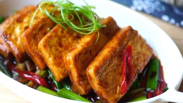 豆腐的经典吃法【酱汁葱烧豆腐】，香气袭人外酥里嫩8