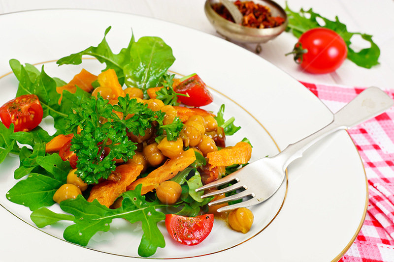 夏日轻食：午餐吃什么？推荐【鹰嘴豆培根沙拉】
