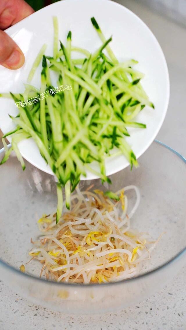 【推荐】不用洗面不用蒸的夏天最爱吃的拌凉皮做法17