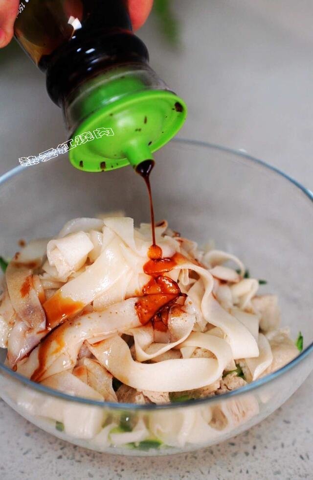 【推荐】不用洗面不用蒸的夏天最爱吃的拌凉皮做法19