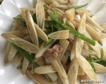 比阿胶养人的【藕带炒青椒】做法，吃出好气色，淡斑美白4