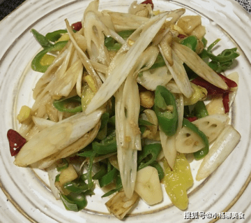 比阿胶养人的【藕带炒青椒】做法，吃出好气色，淡斑美白5