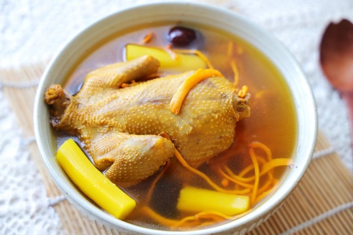 营养鲜美又养胃的【山药虫草菇鸽子汤】1