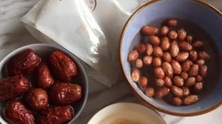 花生和红枣是绝配，一起熬成粥，补气补血1