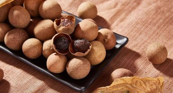 女人冬天喝【桂圆红枣银耳粥】，补气血，润皮肤3