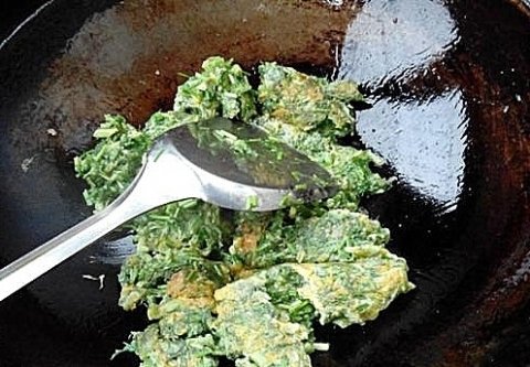 炒鸡蛋时加茴香，补血养颜，缓解痛经3