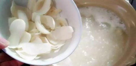 俗语：【老人喝粥，多福多寿】，老年人多食这5味粥养胃护胃3