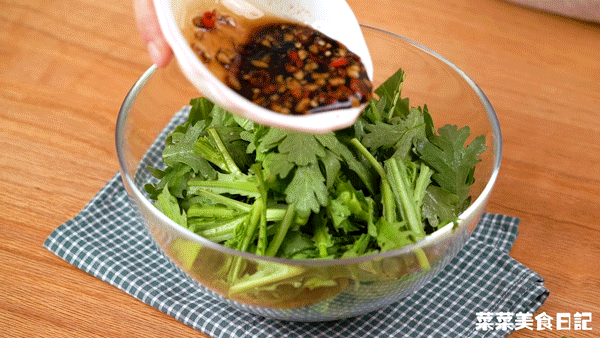 早饭做【茼蒿菜饼】、平底锅一煎好吃养胃9