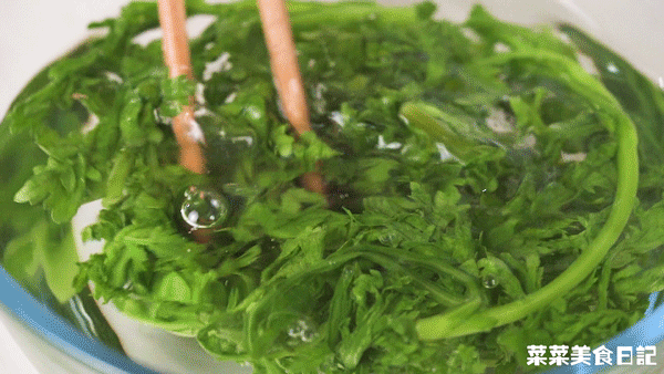 早饭做【茼蒿菜饼】、平底锅一煎好吃养胃17