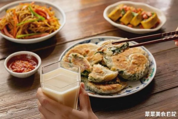 早饭做【茼蒿菜饼】、平底锅一煎好吃养胃23