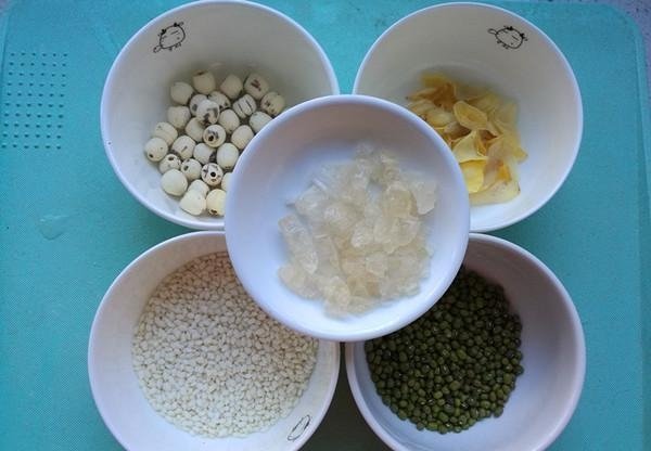 莲子和百合，养胃一把手，滋润胃部，经常胃不舒服要多食2