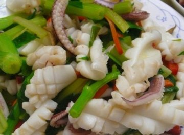 芹菜和花枝搭配炒，补气宜血，色斑皱纹都淡了2