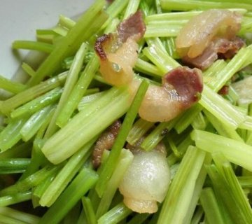 芹菜和花枝搭配炒，补气宜血，色斑皱纹都淡了3