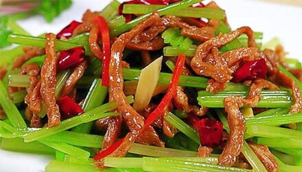 孩子爱吃的【芹菜炒牛肉】，补钙补血增强免疫力3