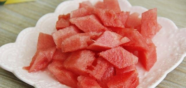 这种水果是【补血王】，女人要常喝，面色红润气色好！3