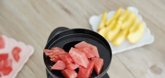 这种水果是【补血王】，女人要常喝，面色红润气色好！5